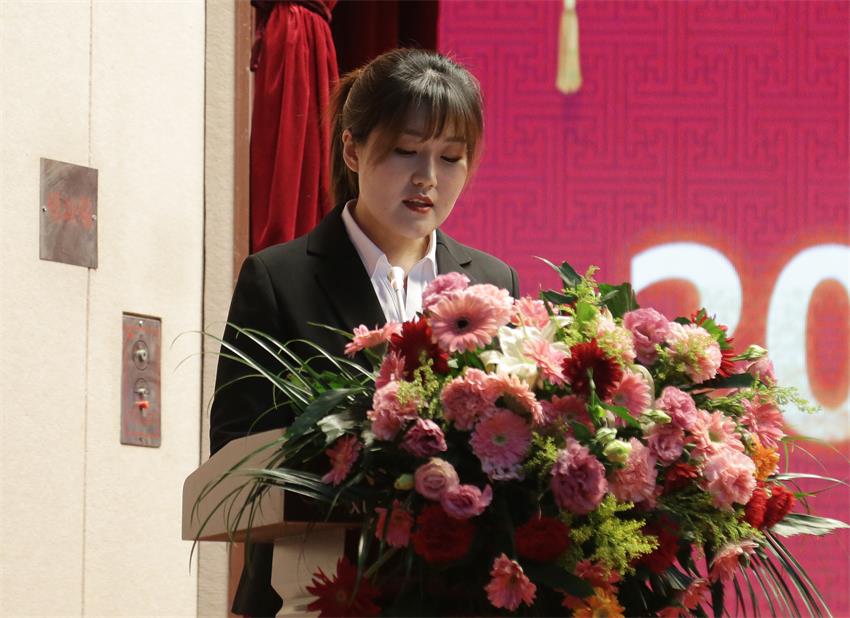 集团副总、江苏树恩教育科技有限公司总经理郭晏彤同志宣读《关于2019年hth（中国）有限公司官网集团下达各校区招生计划的意见》